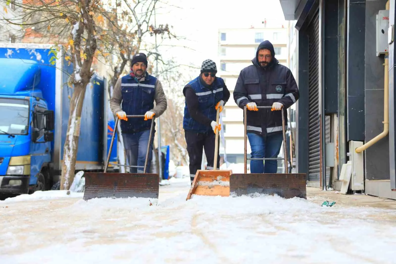 Elazığ Belediyesi, şehrin dört bir yanında karla mücadele çalışması yürütüyor