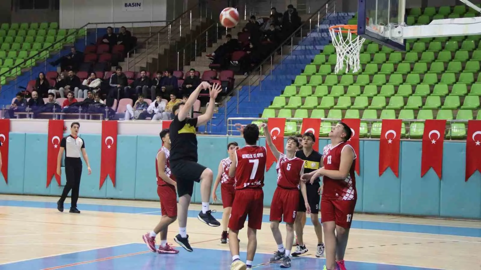 Elazığ’da basketbol U18 yerel lig mücadelesi başladı