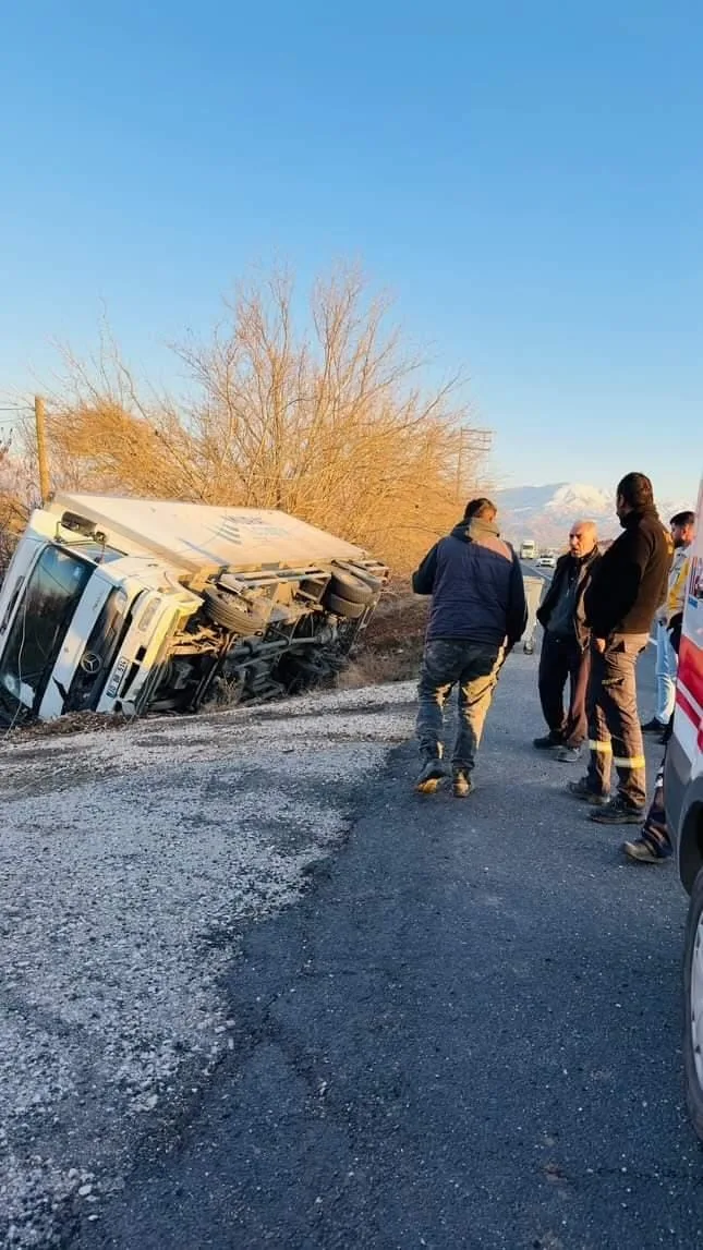 Elazığ’da kamyon yoldan çıktı, sürücü yaralandı