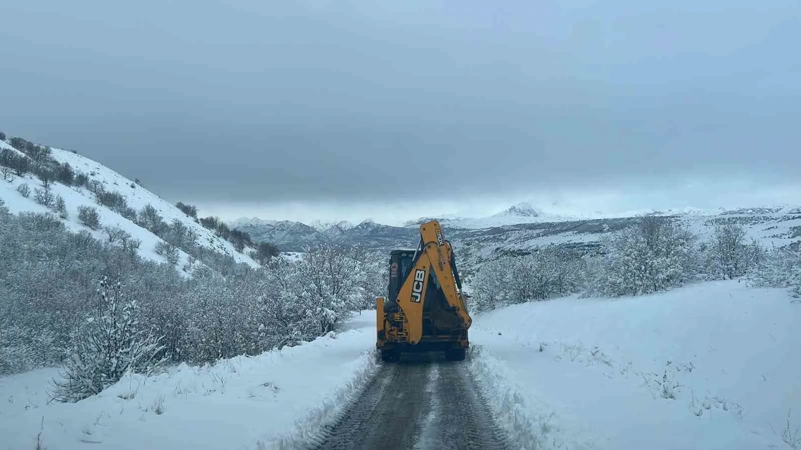 Elazığ’da kapalı yolların açılması için çalışmalar devam ediyor