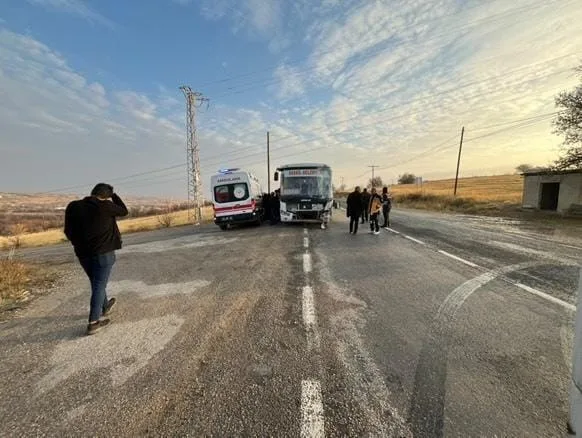 ELAZIĞ’DA OTOBÜS İLE KAMYONETİN