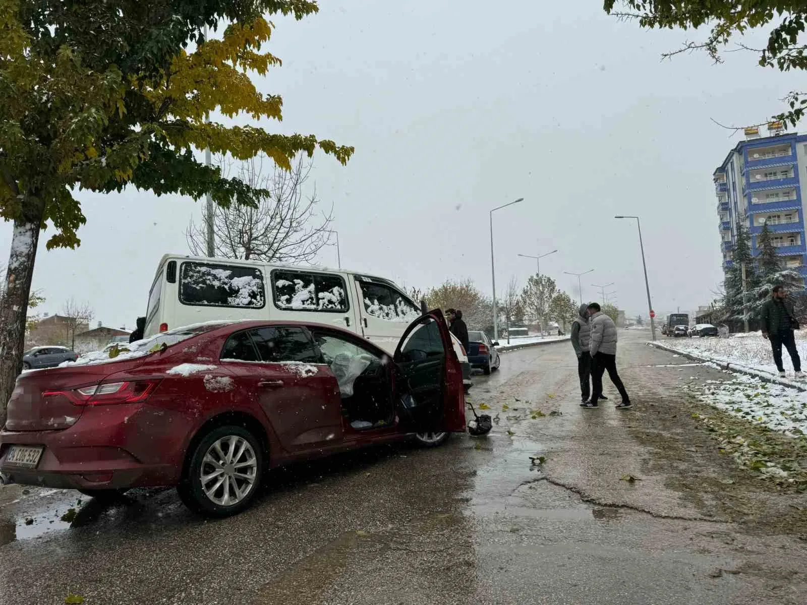 Elazığ’da transit ile otomobil çarpıştı: 3 yaralı