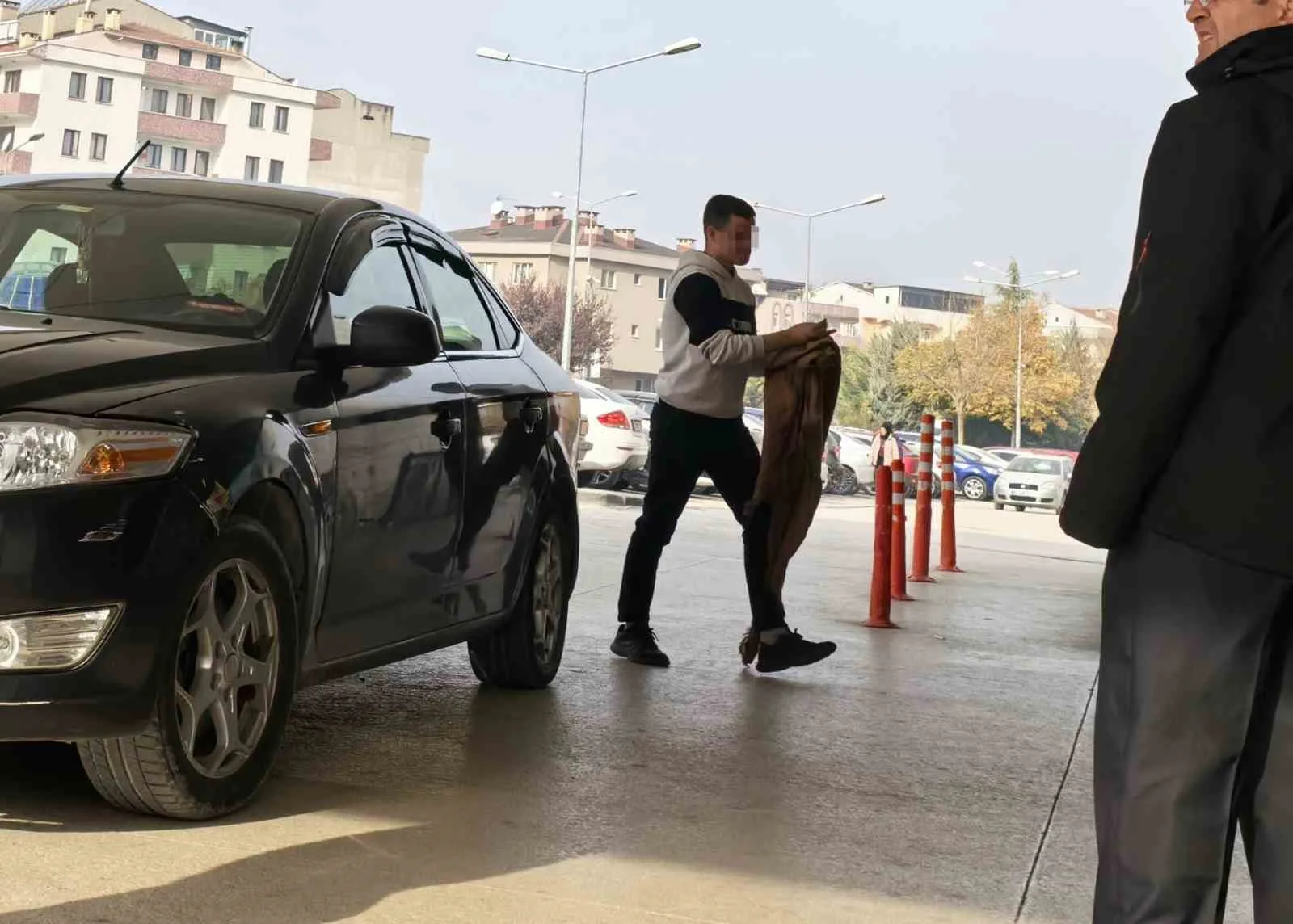 İnegöl’de elini makineye kaptıran işçinin parmağı koptu