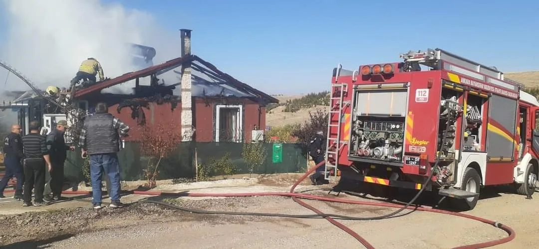 ANKARA'DA EVİNİN YANIŞINI GÖZYAŞLARI