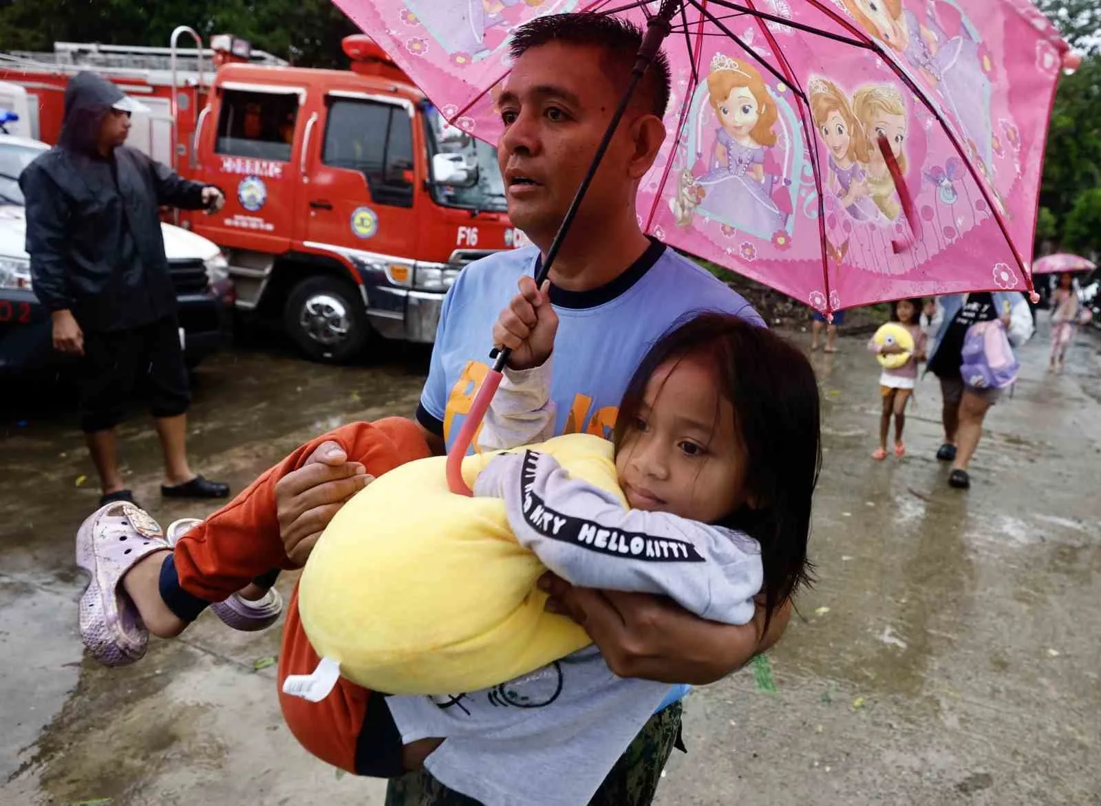 Filipinler’i Toraji Tayfunu vurdu: 2 bin 500 köye tahliye emri