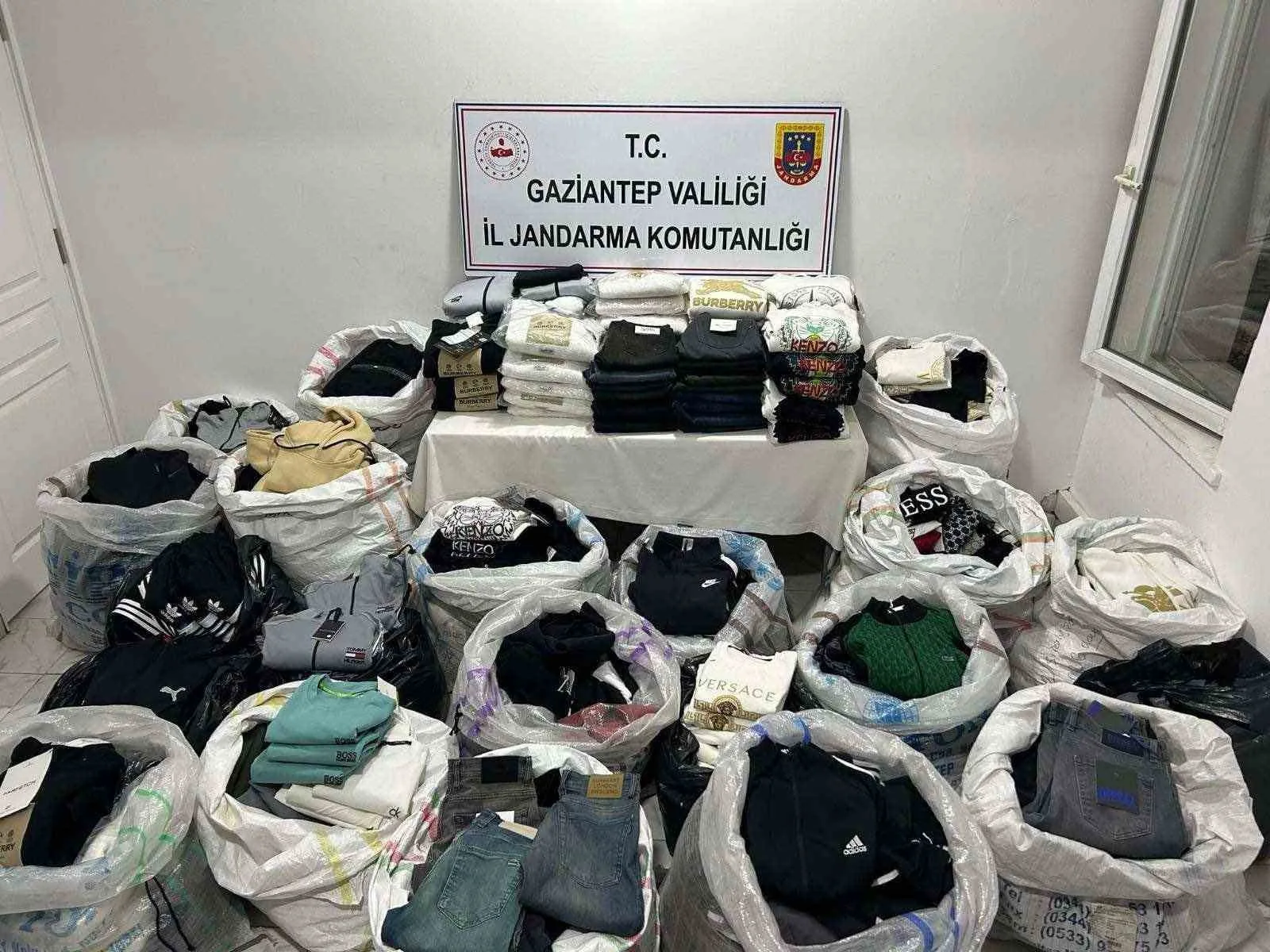 Gaziantep’te 1 milyon 865 bin TL değerinde kaçak kıyafet ele geçirildi