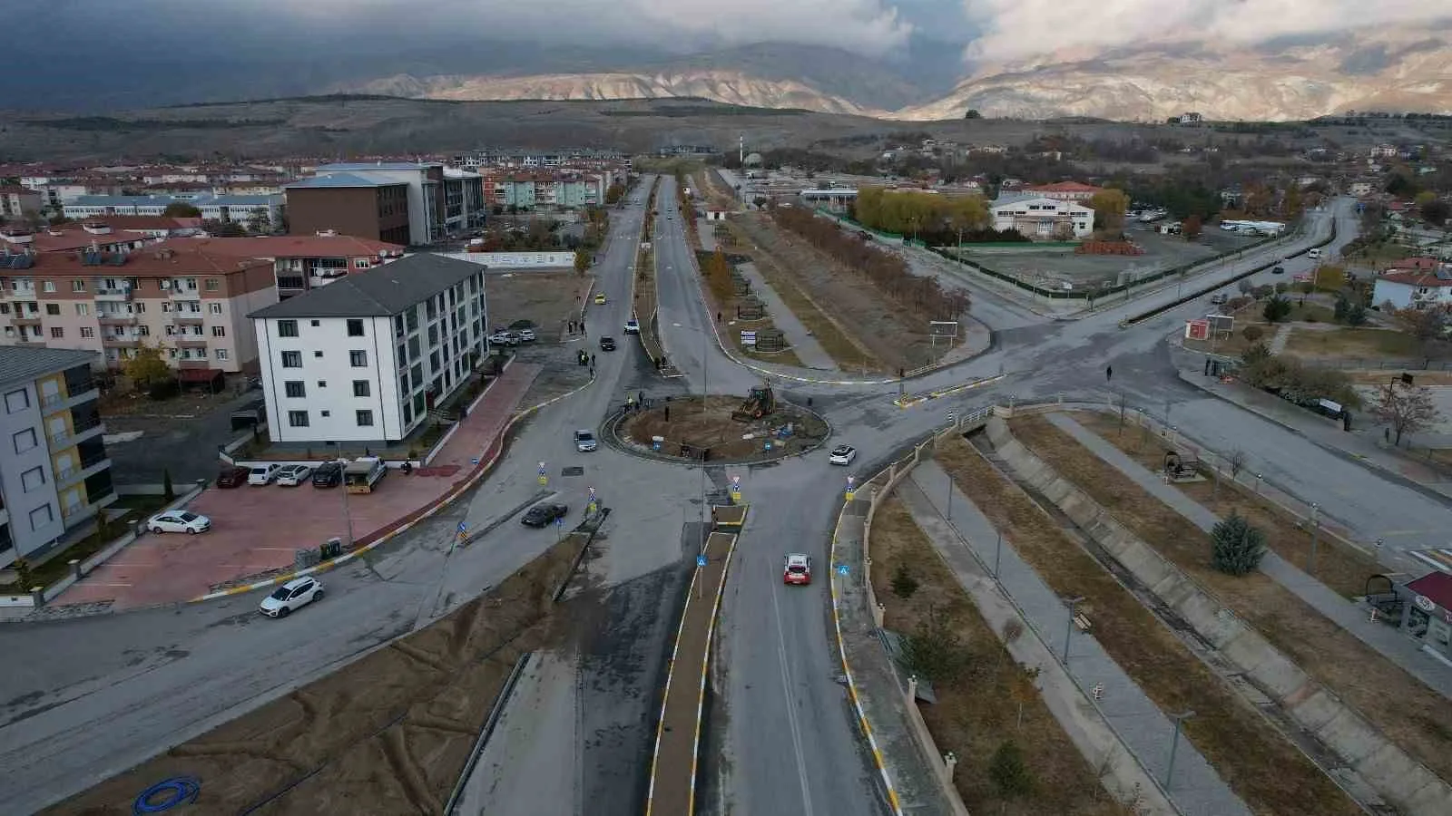 Geçit Yerleşkesi Dönel Kavşağı yapımı çalışmalarında sona gelindi