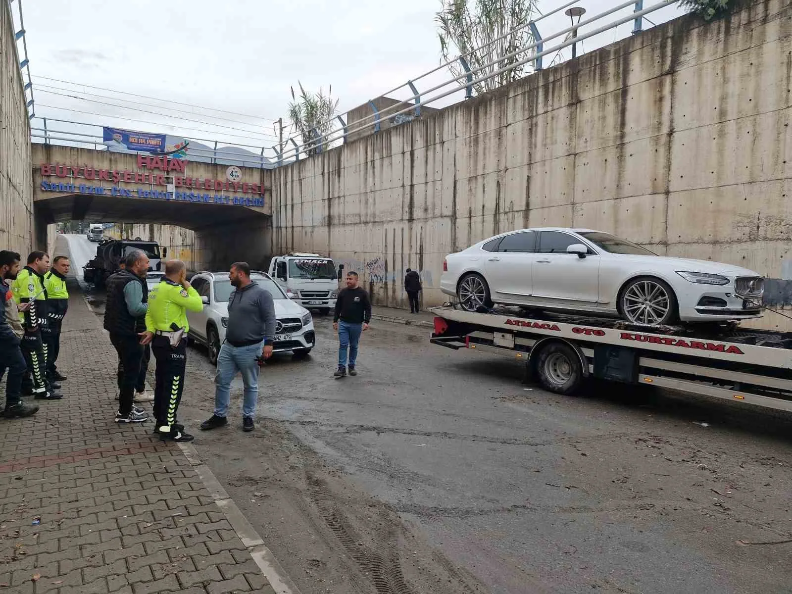 Göle dönen alt geçitte mahsur kalan 2 araç suyun çekilmesiyle kurtarıldı