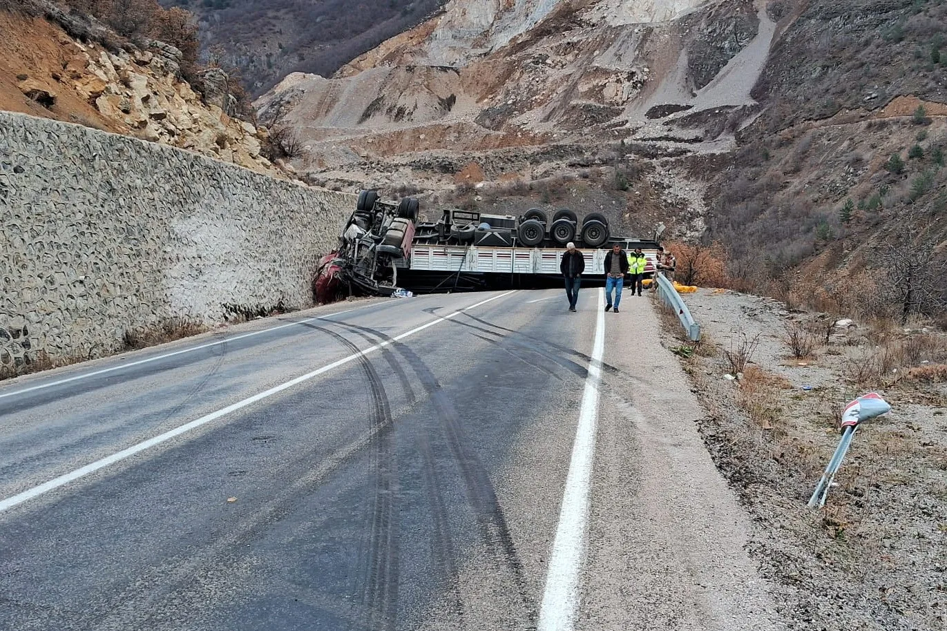 Gümüşhane’de boru yüklü tır duvara çarptı: 1 ağır yaralı