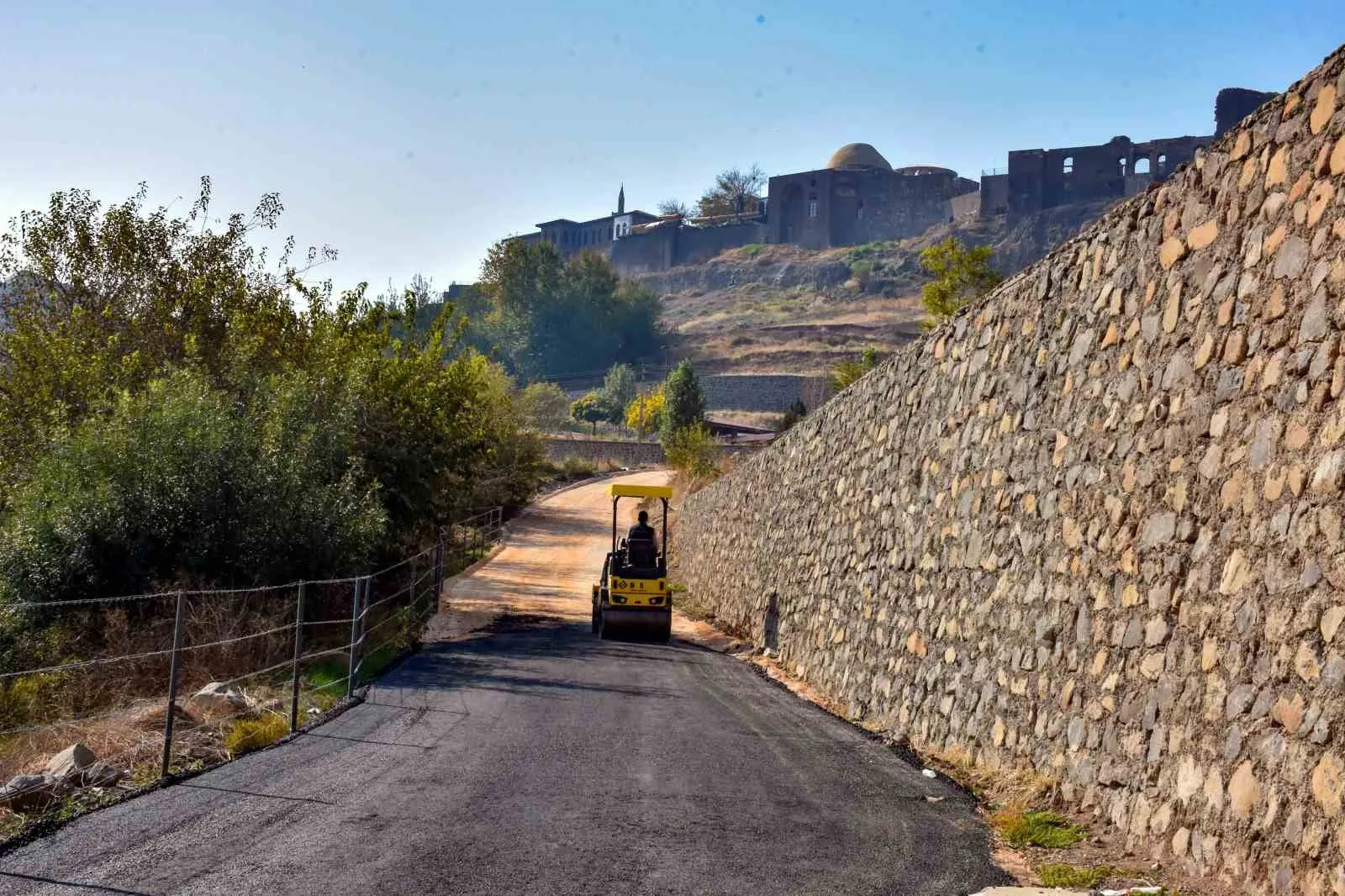 Hevsel Bahçeleri yolu ile Fiskaya merdivenleri yenilendi