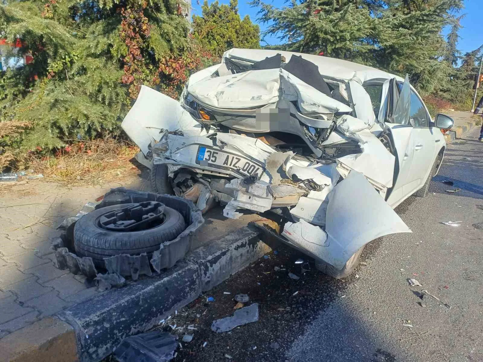 Hurdaya dönen otomobilden sağ çıktı