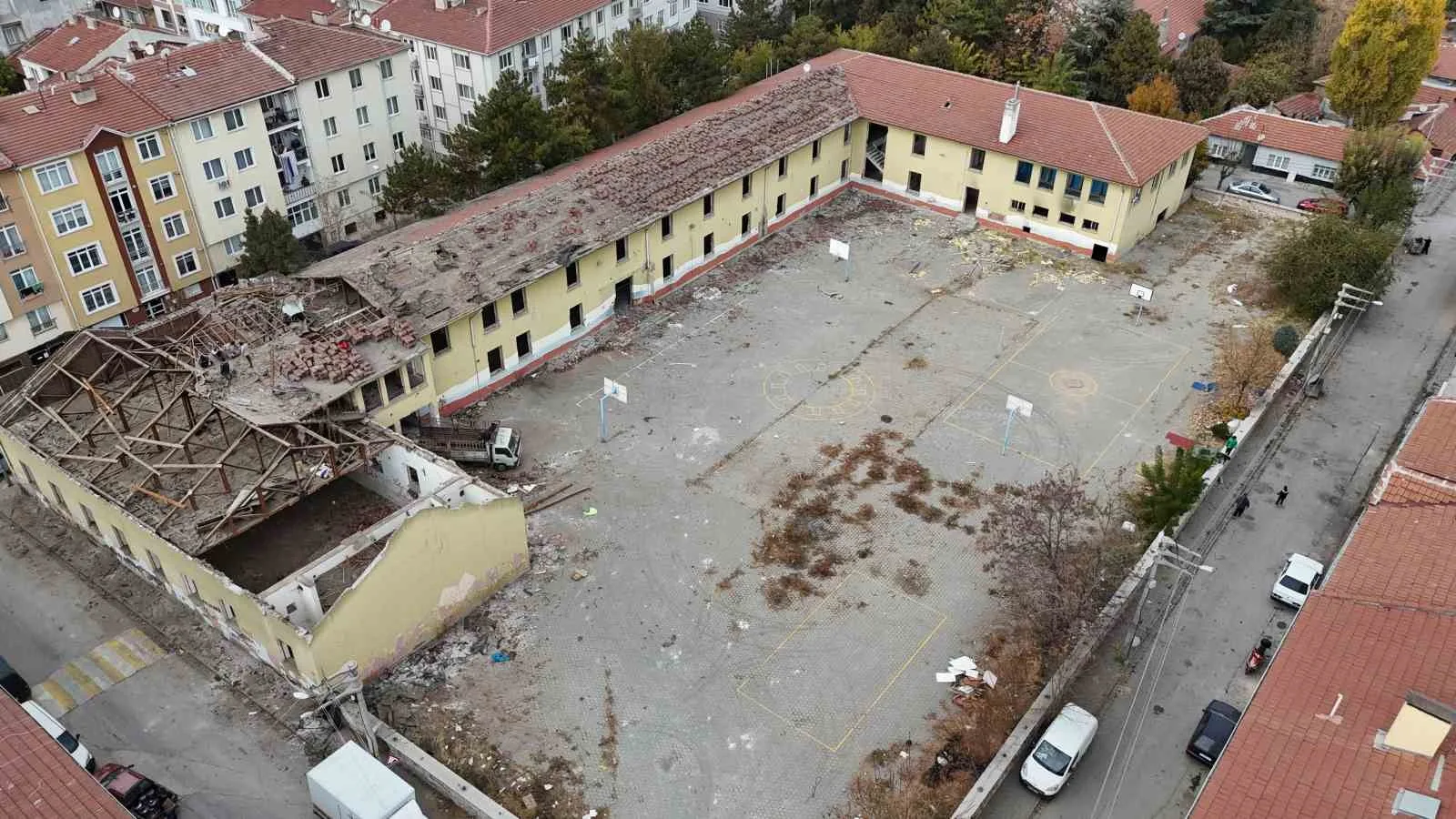 İHA’nın haberinden sonra uyuşturucu yuvasına dönen okulun yıkımına başlandı