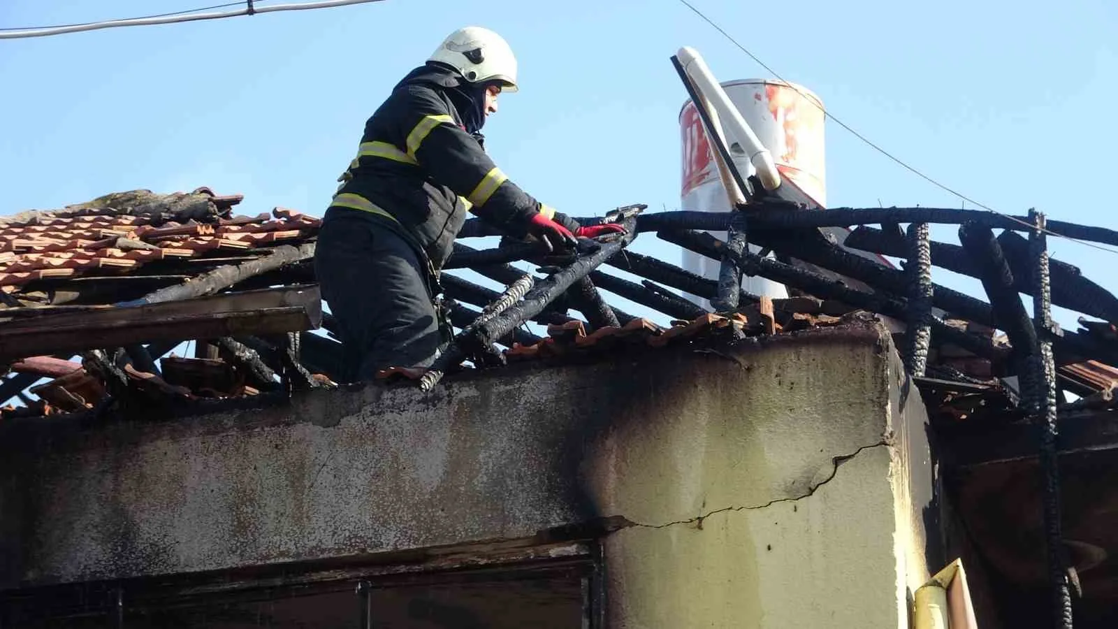 İki katlı müstakil evde yangın: 7’si çocuk 9 kişi dumandan etkilendi