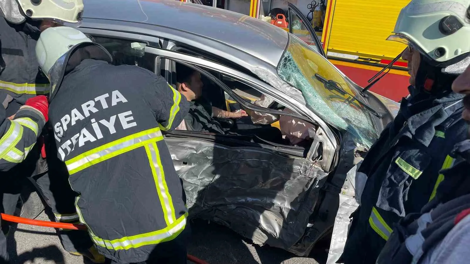 Isparta’da kontrolden çıkan otomobil elektrik direğine çarptı: 2 yaralı