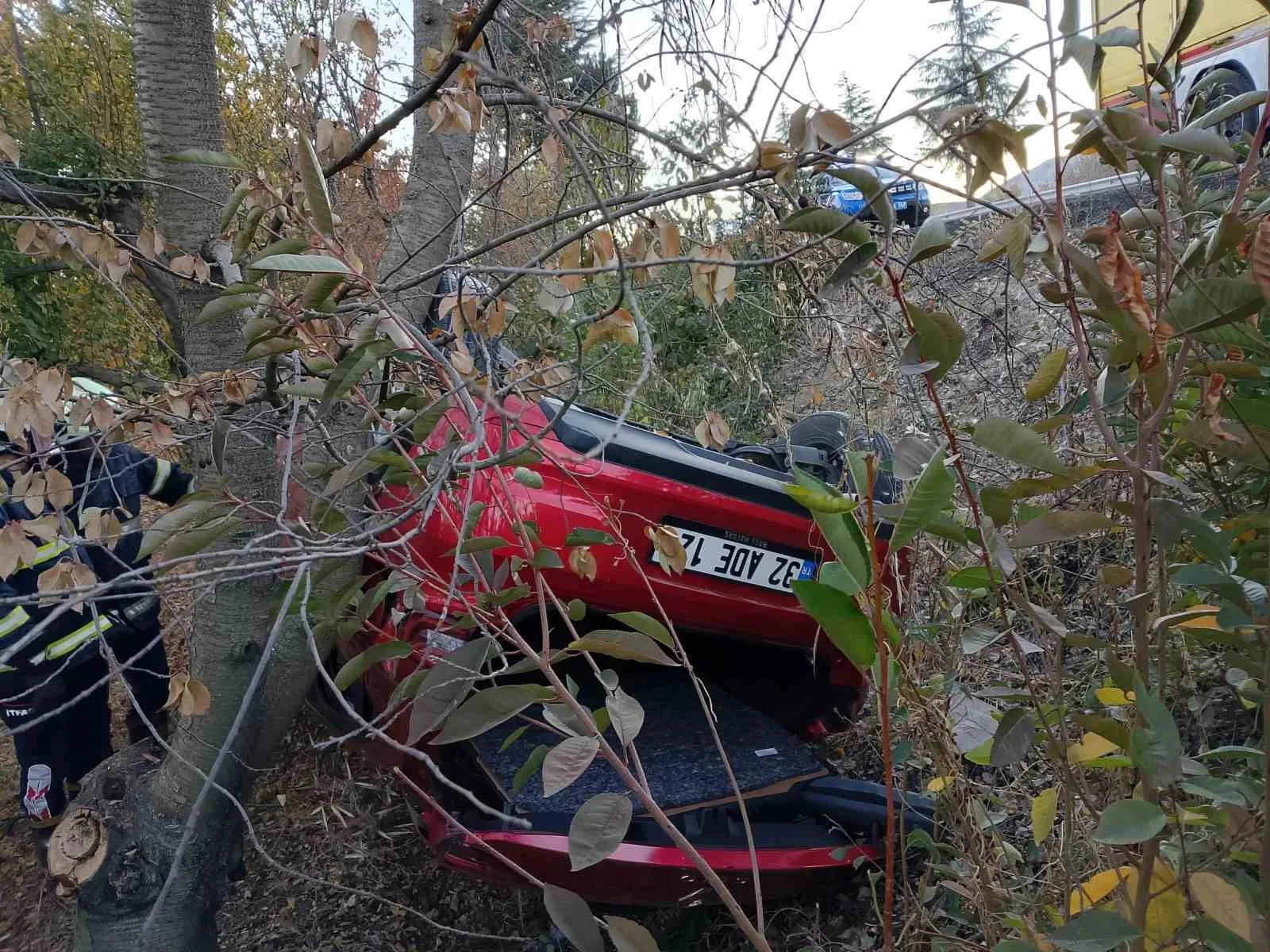 Isparta’da şarampole yuvarlanıp takla atan araçtan yaralanmadan çıktılar