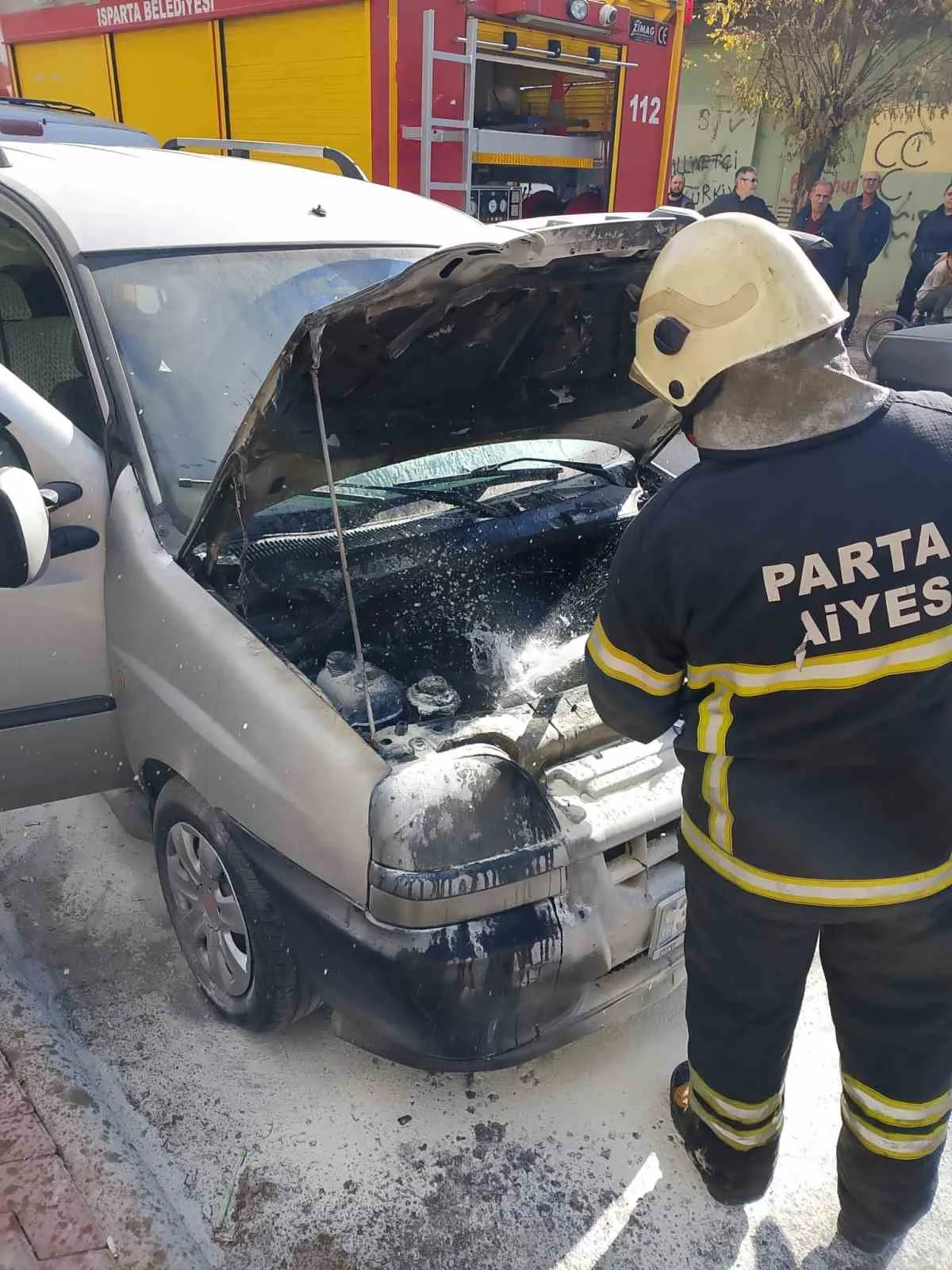 Isparta’da seyir halindeki araç aniden alev aldı