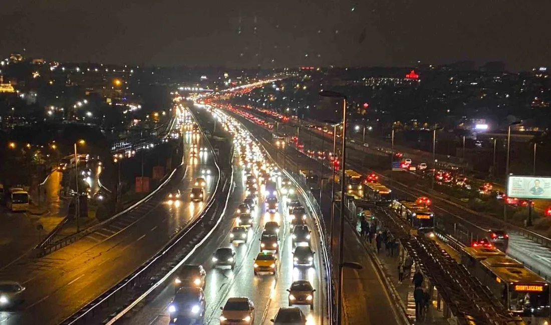 İSTANBUL'DA, MESAİ BİTİMİNDE YAĞIŞIN