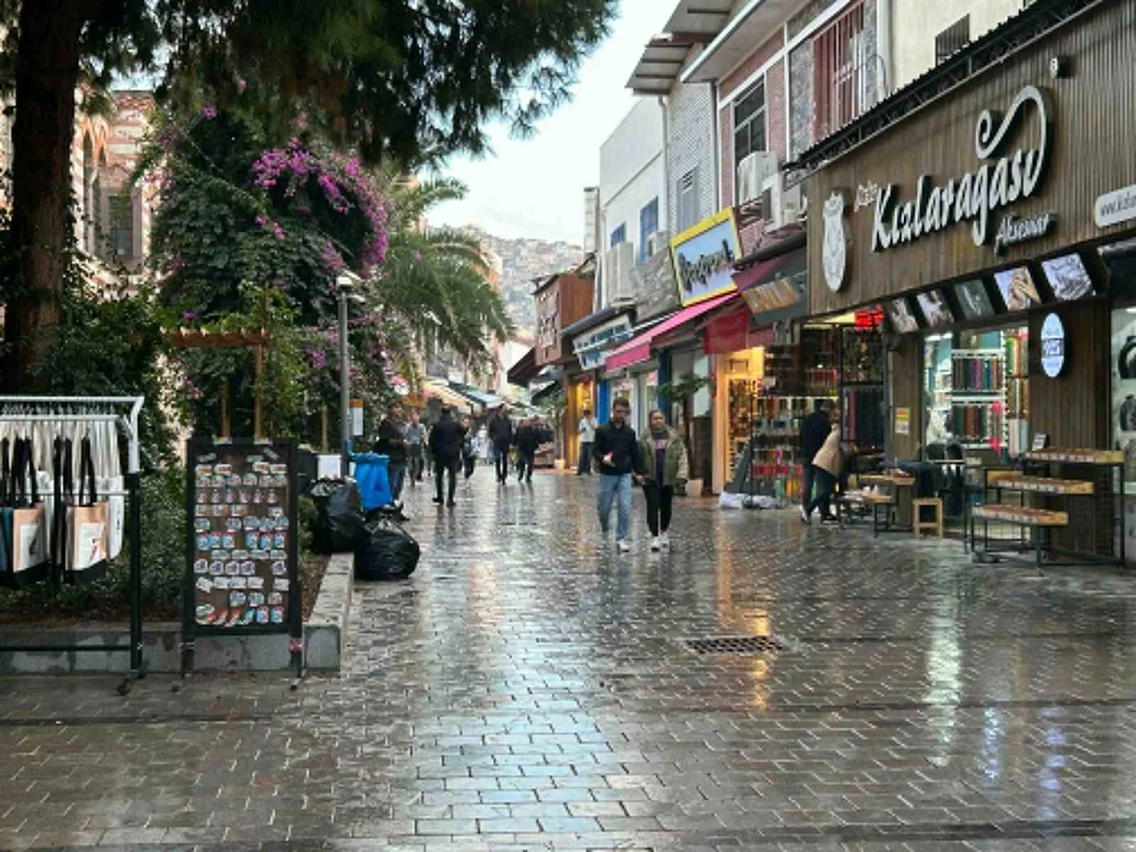 İzmir’de sağanak etkili oldu: Kemeraltı’nı su bastı, araçlar mahsur kaldı