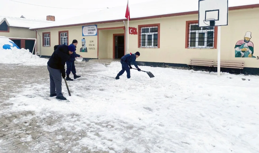 YOZGAT'TA JANDARMA, ÖĞRETMENLERLE KAR