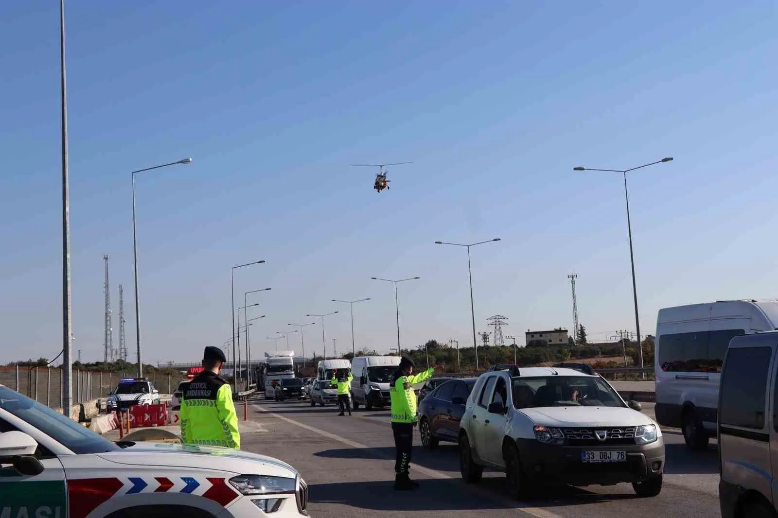 Jandarmanın havadaki gözü ’cayrokopter’ ile otoyolda denetim