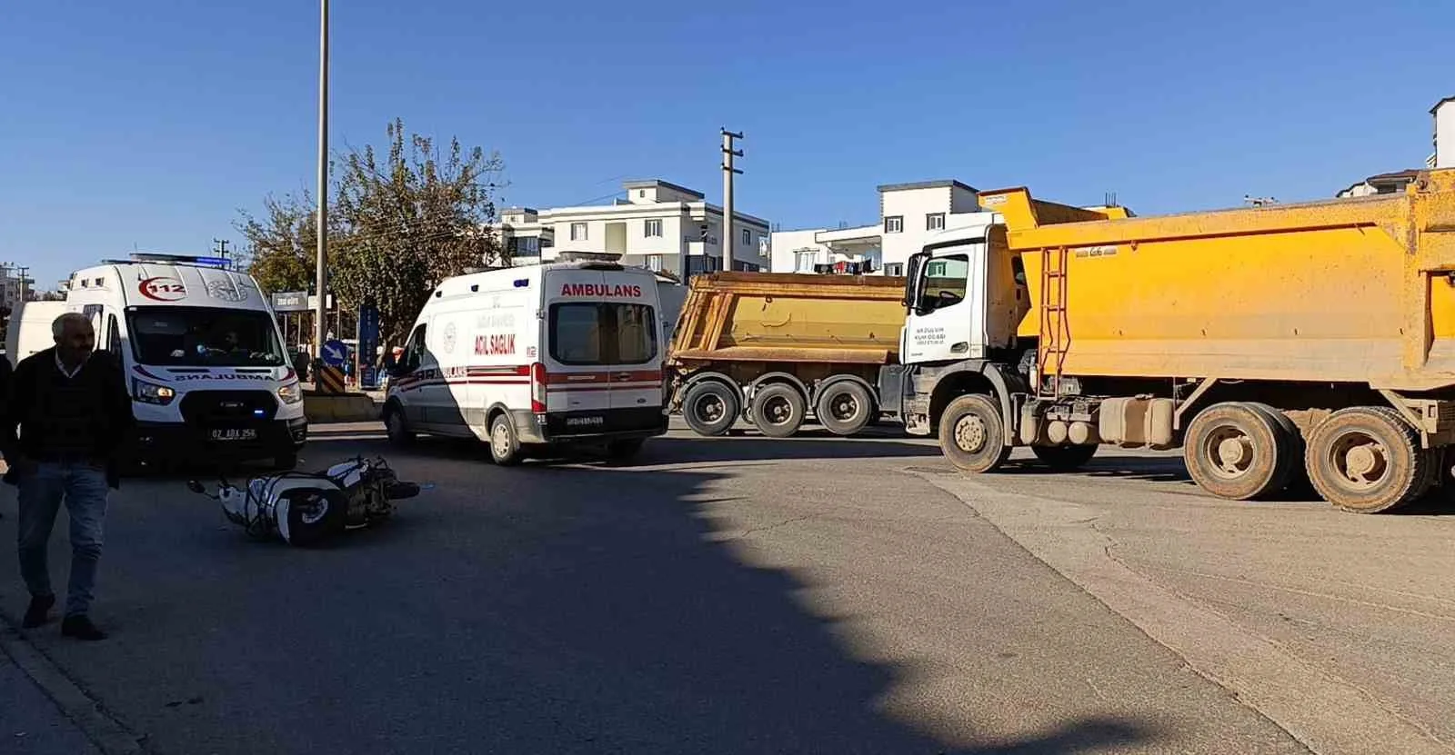 Kamyon ile motosiklet çarpıştı: 1’i ağır 2 kişi yaralandı