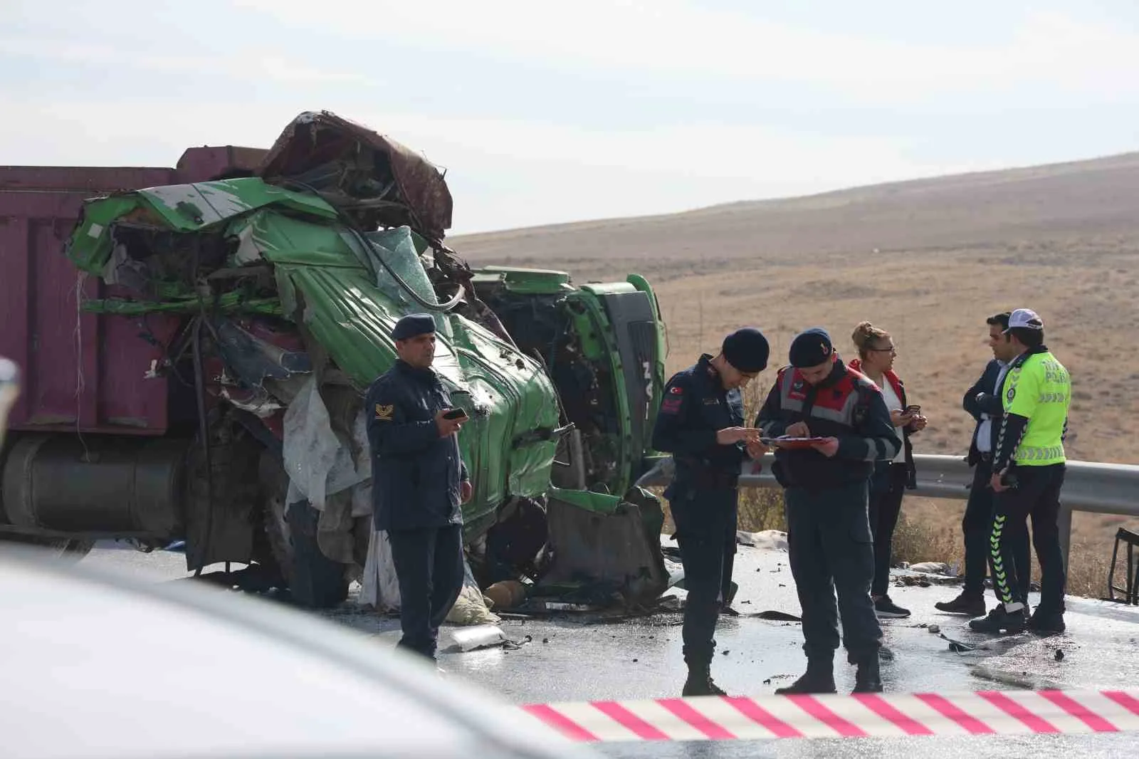 Kamyonların kafa kafaya çarpıştığı kazada hayatını kaybeden sürücülerin kimlikleri belli oldu