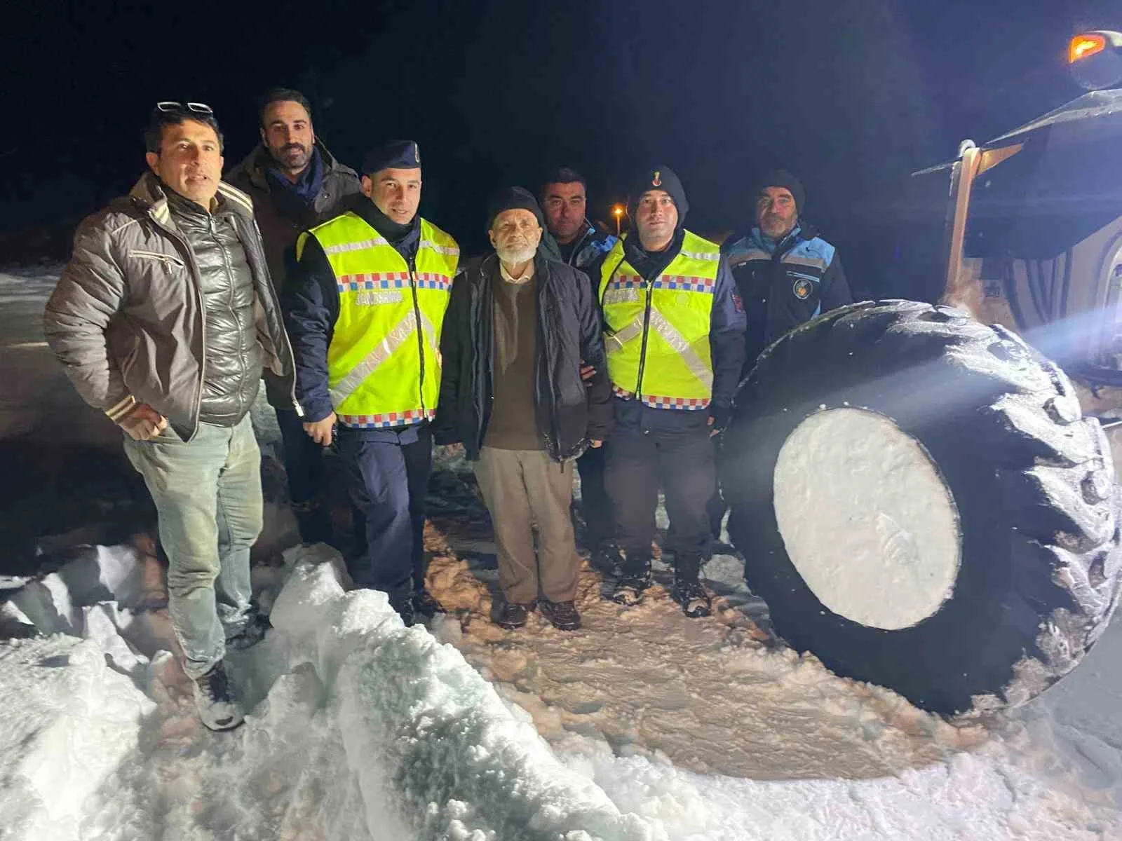 Kar nedeniyle mahsur kalan yaşlı adam kurtarıldı