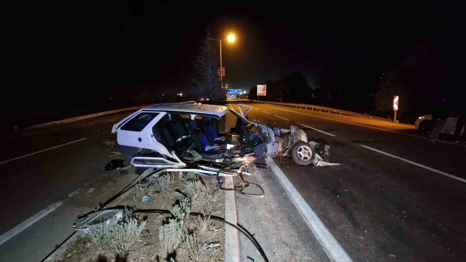 Karaman’da otobüsü sollamak isteyen otomobil refüjdeki ağaçlara çarptı: 2’si çocuk 4 yaralı