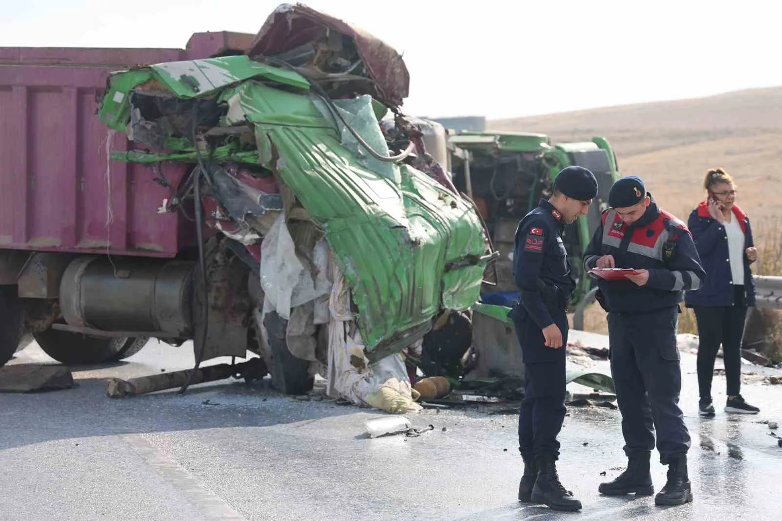 Karşı şeride geçen kamyon başka bir kamyonla çarpıştı: 2 ölü