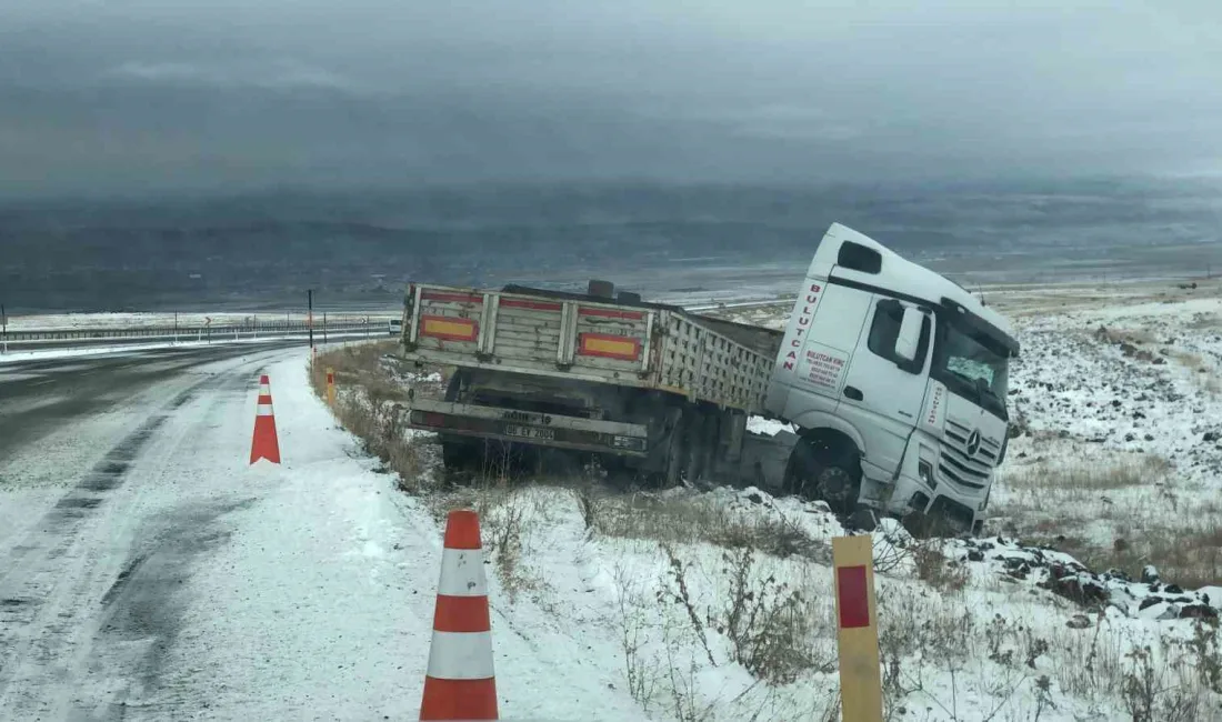 KARS'TA BUZLU YOLDA KAYAN