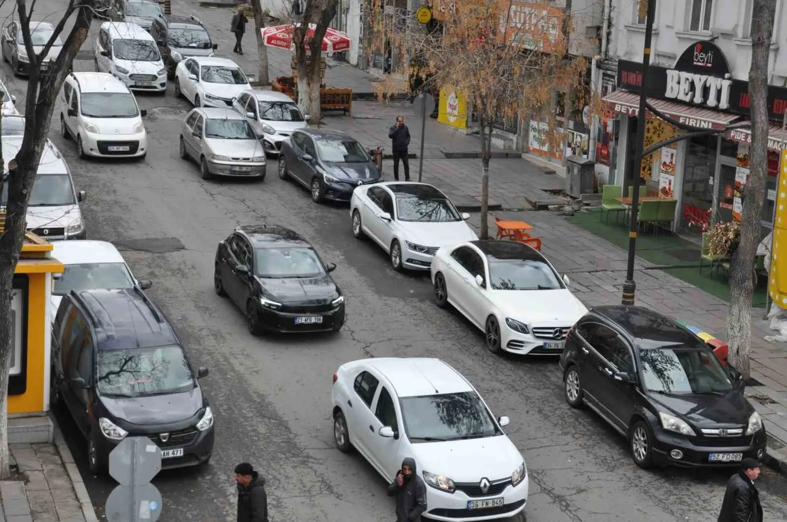 Kars’ta trafiğe kayıtlı araç sayısı 50 bine ulaştı: Park sorunu büyüyor