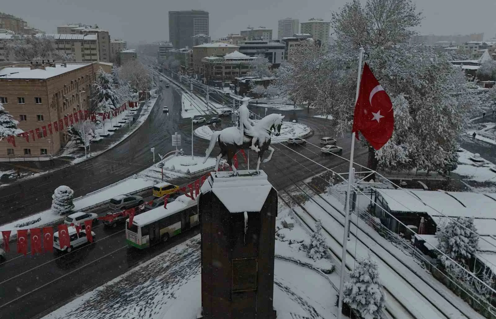 KAYSERİ'DE GECE SAATLERİNDEN İTİBAREN BAŞLAYAN KAR YAĞIŞI, ŞEHİR GENELİNDE ETKİLİ