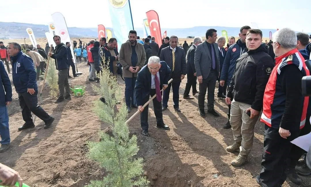 KAYSERİ'DE MİLLİ AĞAÇLANDIRMA GÜNÜ KAPSAMINDA 3 BİN FİDAN TOPRAKLA BULUŞTURULDU.