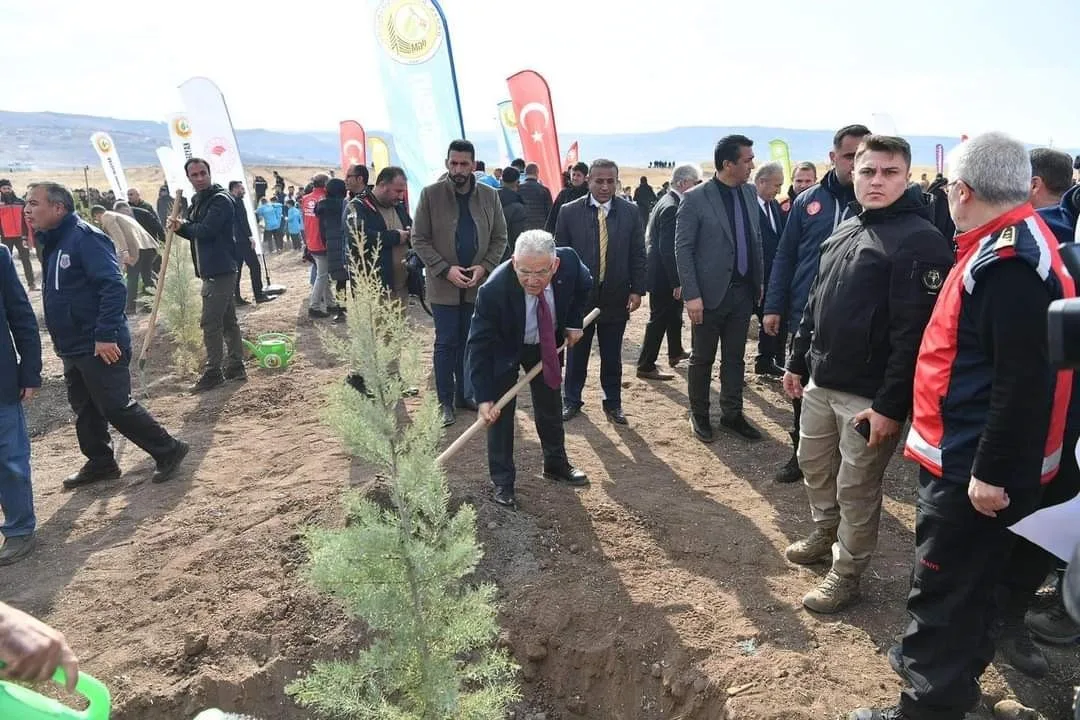 KAYSERİ'DE MİLLİ AĞAÇLANDIRMA GÜNÜ KAPSAMINDA 3 BİN FİDAN TOPRAKLA BULUŞTURULDU.