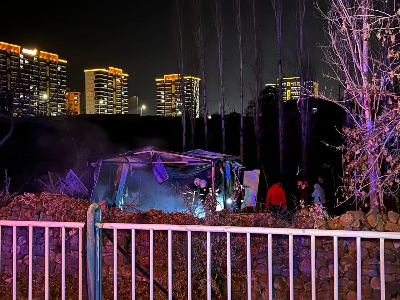 KAYSERİ’NİN MELİKGAZİ İLÇESİNDE MEYDANA GELEN YANGINDA BİR BARAKA KÜLE DÖNDÜ.