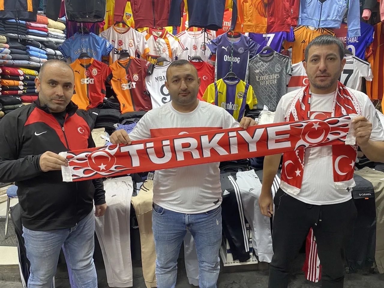 KAYSERİ'DE TÜRKİYE-GALLER MAÇI ÖNCESİNDE MİLLİ TAKIM FORMALARININ SATIŞLARI ARTTI.