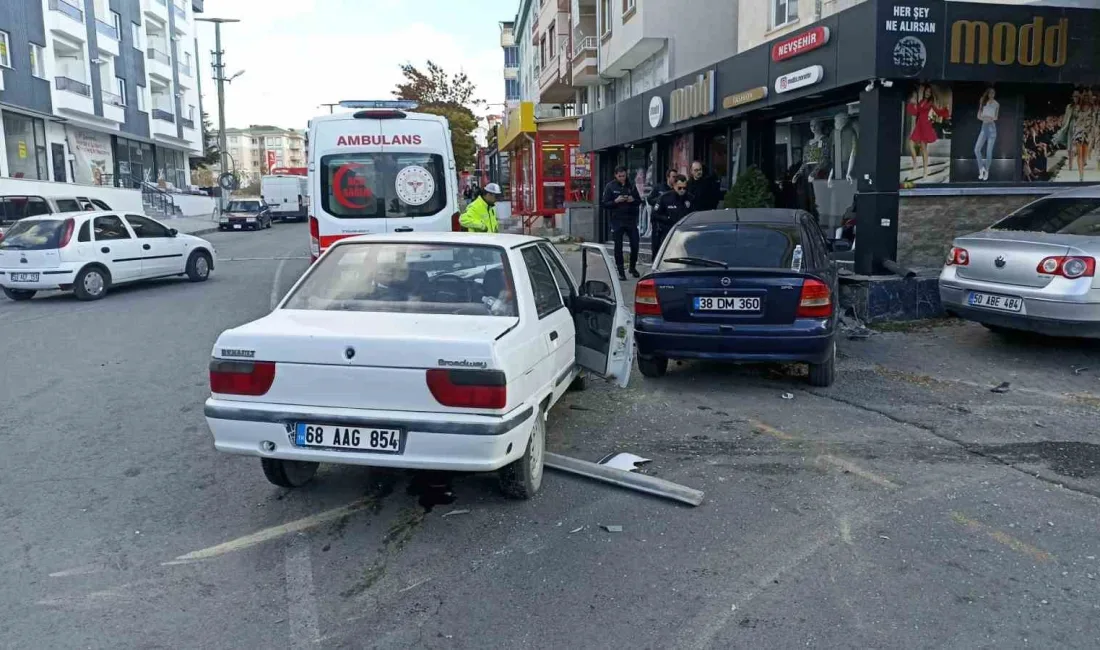 KALDIRIMDA YÜRÜYEN İKİ GENÇ