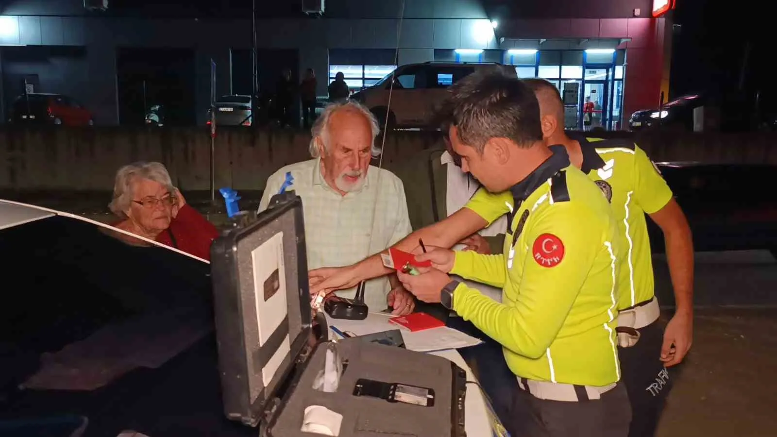 Kırmızı ışık ihlali yapan İsviçreli sürücü yolu savaş alanına çevirdi