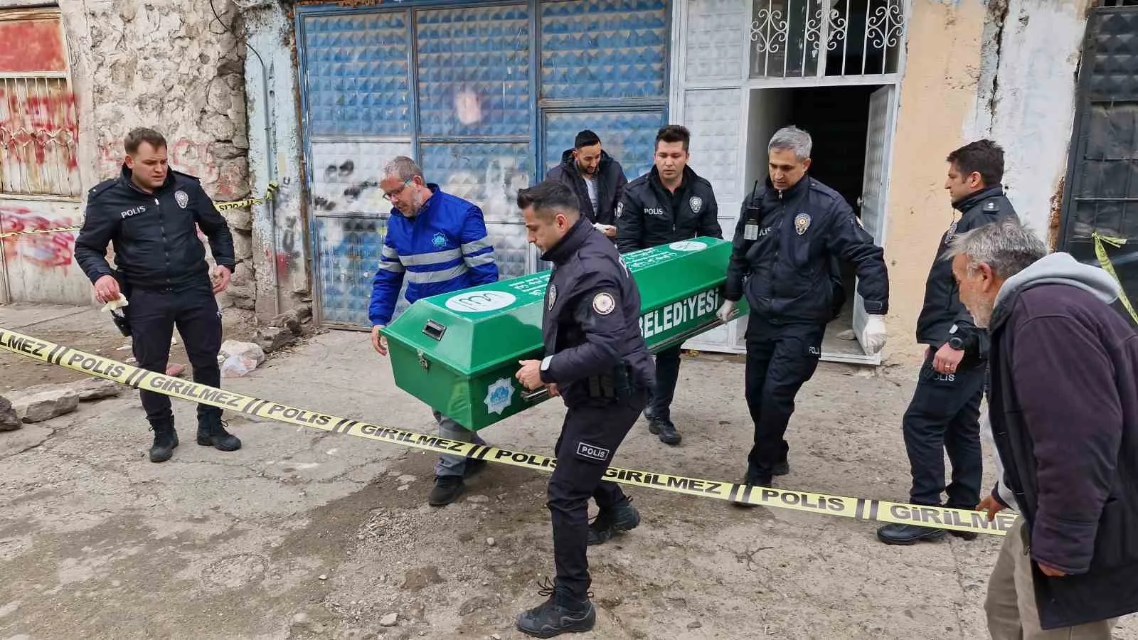 Kız kardeşi ablasını tabancayla öldürülmüş halde buldu