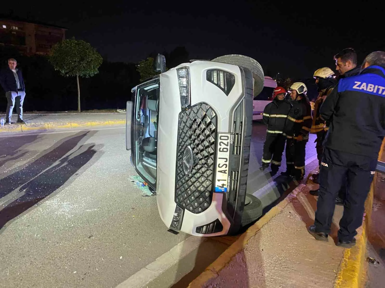 Kocaeli’de alkollü sürücünün kullandığı cip elektrik direğine çarpıp yan yattı: 2 yaralı