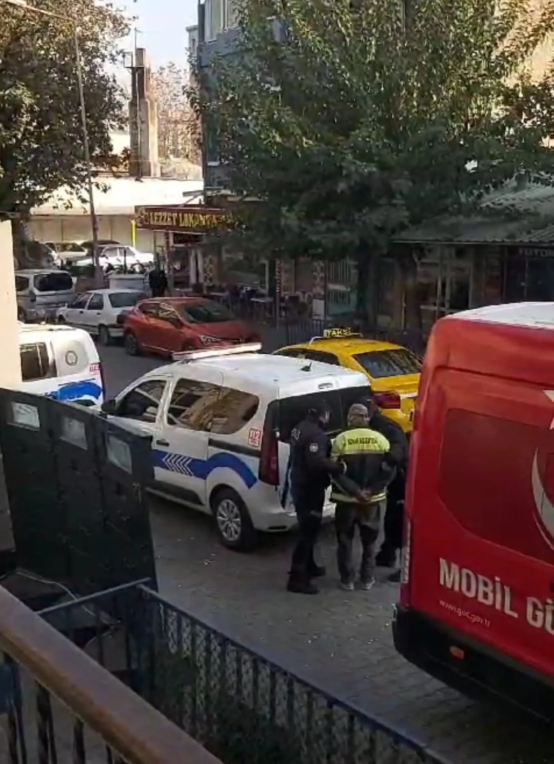 Konak polisi azılı dolandırıcıyı yakaladı