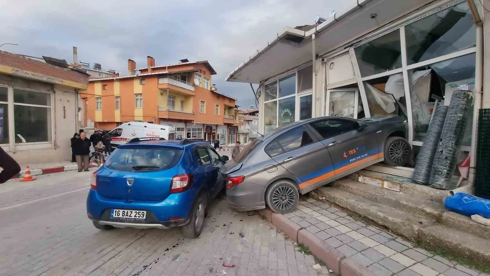 Kontrolden çıkan otomobil yayaya ve iki araca çarptı: Kazaya karışan araç depoya daldı