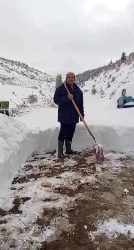 KAYSERİ’NİN DEVELİ İLÇESİNDE YAŞAYAN BİR VATANDAŞ, KARDAN DOLAYI MAHSUR KALDIKLARI