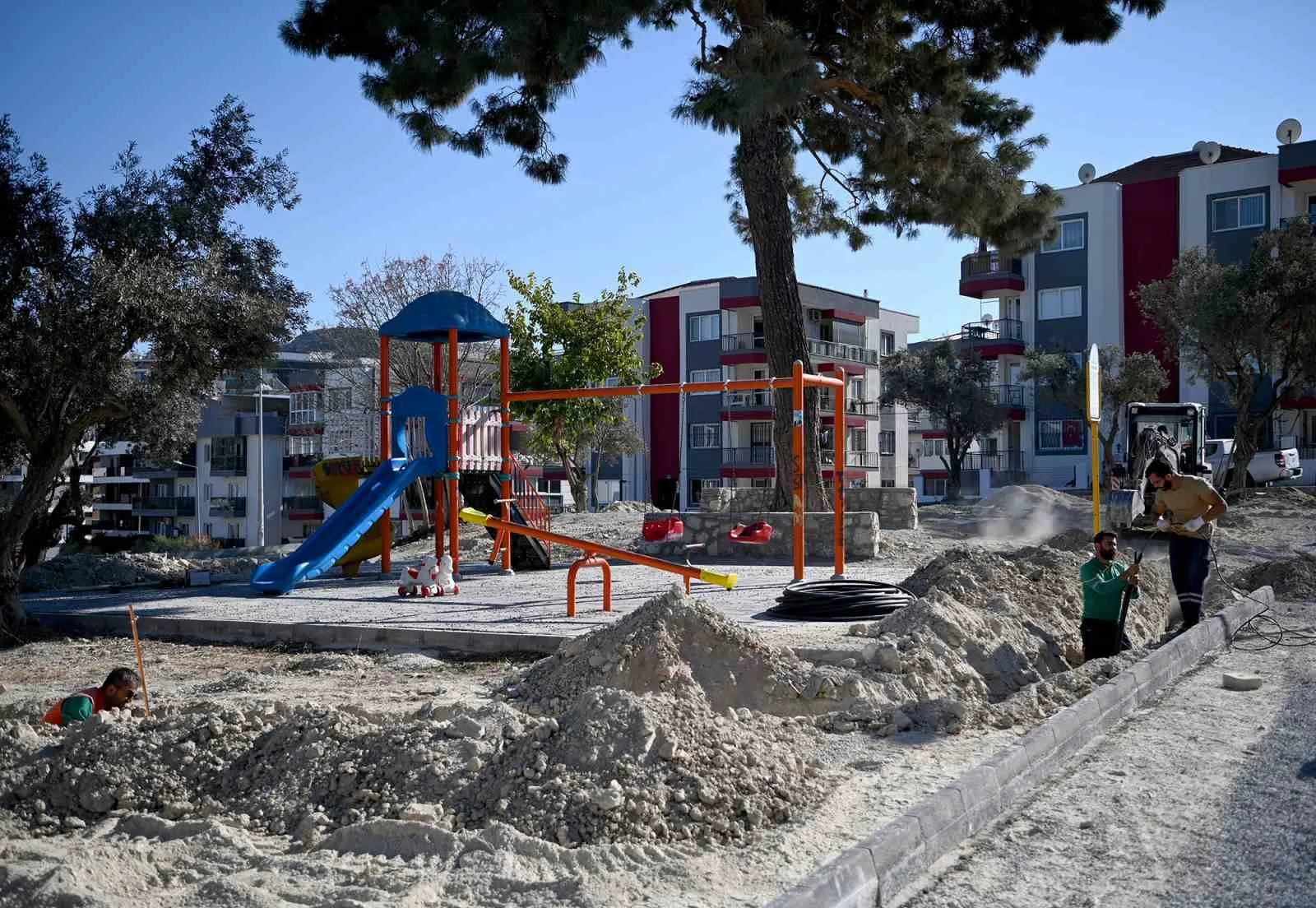 Kuşadası Belediyesi Değirmendere’de park yenileme çalışmasına başladı