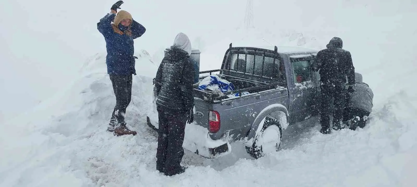 Macahel’de kar sürprizi: Mahsur kalan Fransız turistler kurtarıldı