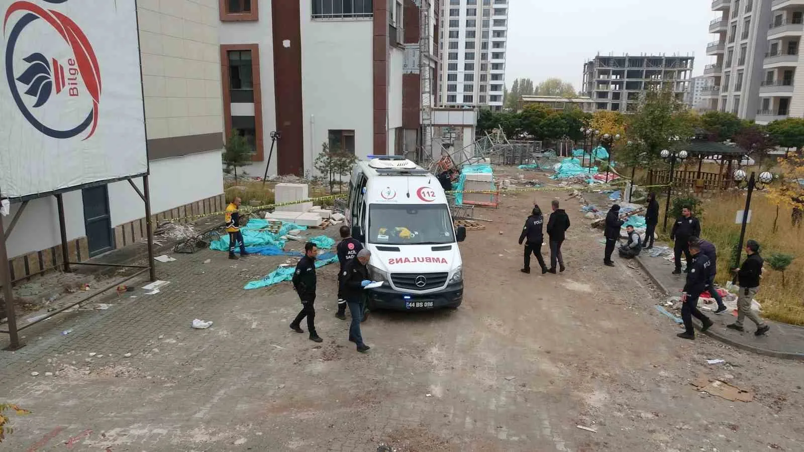 Malatya’da tadilat yapılan binada iskele çöktü: 2 ölü