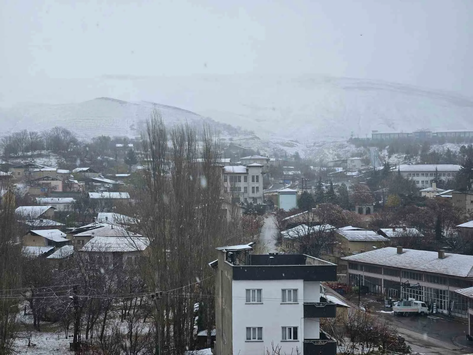 Malatya’nın Darende ilçesi beyaza büründü