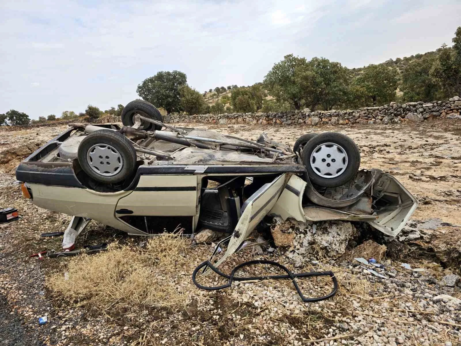 Mardin’de otomobil şarampole yuvarlandı: 2 yaralı