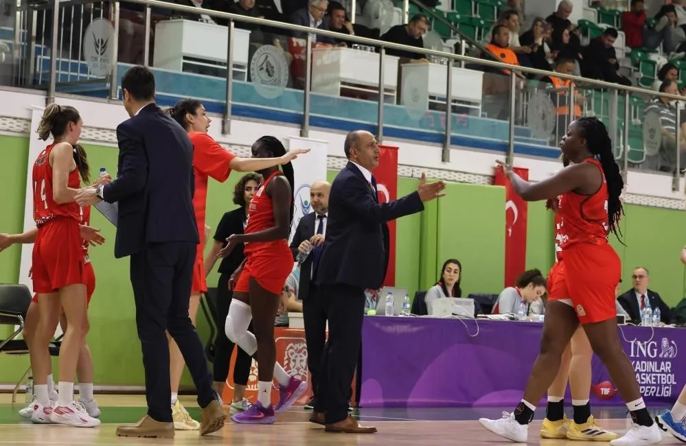 TÜRKİYE KADINLAR BASKETBOL LİGİ EKİPLERİNDEN MELİKGAZİ KADIN BASKET TAKIMI, SAHASINDA