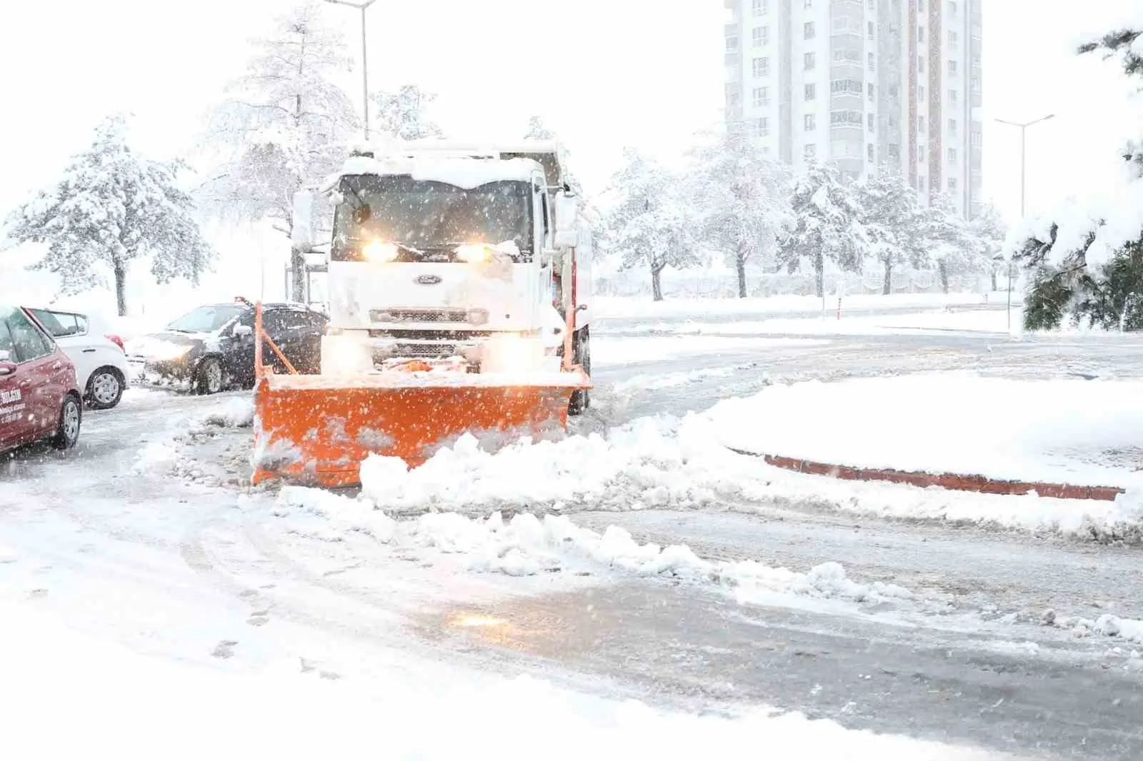 MELİKGAZİ BELEDİYESİ GECE SAATLERİNDE BAŞLAYAN KAR YAĞIŞININ ARDINDAN YOL AÇMA